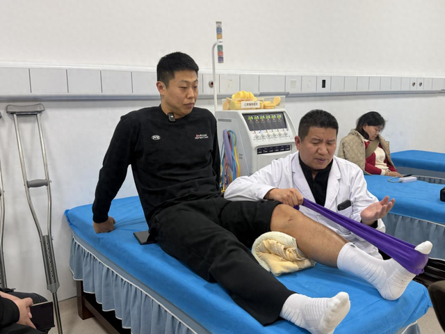 半岛体育-岳阳男篮那个意外受伤的“冷面射手” ，即将满血复活重返赛场！|李启元|岳阳队|球迷|康复|岳阳市_新浪体育_新浪新闻